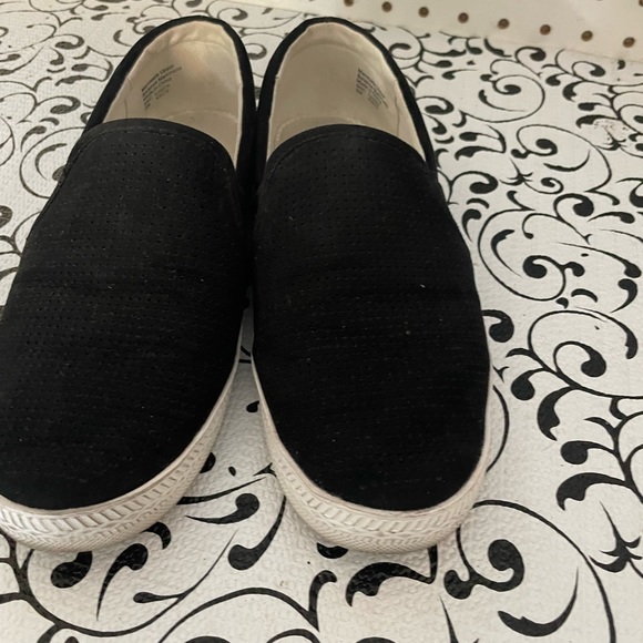Ladies black slip on shoes. Size 5 - Picture 5 of 5